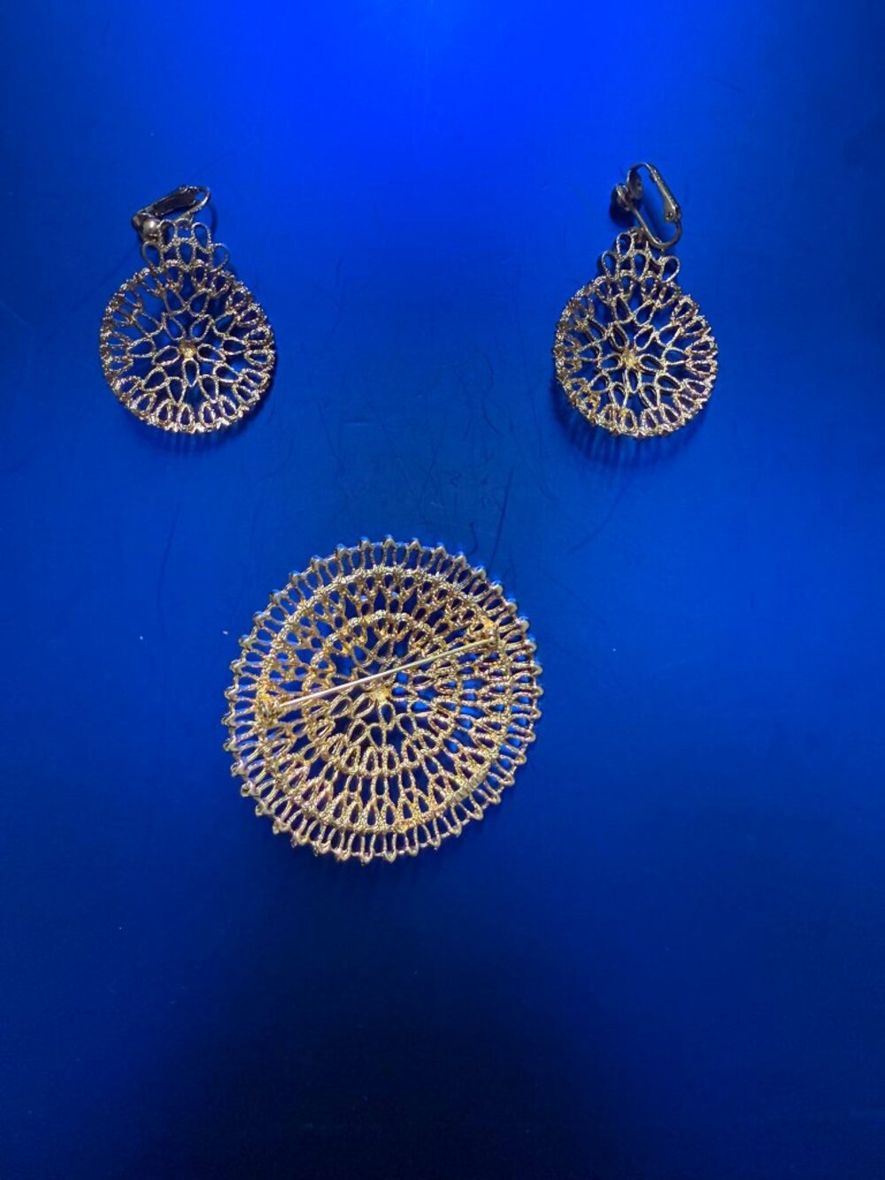 Vintage Fully Signed Sarah Coventry Gold Wire Filigree Mandala Brooch & Earring - Picture 2 of 3